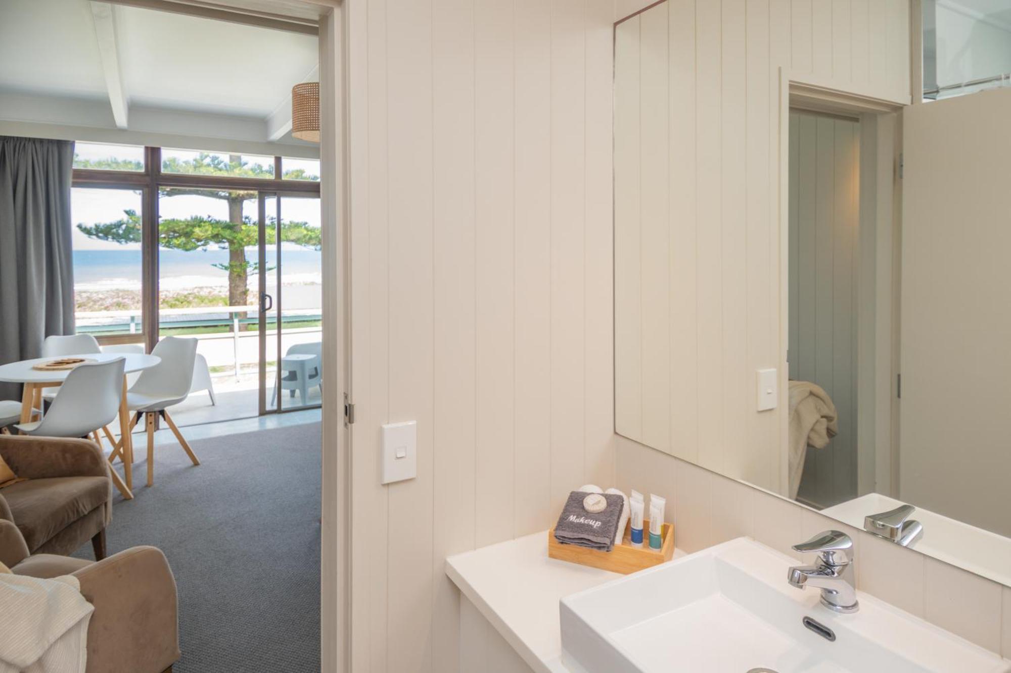 Whispering Sands Beachfront Motel Gisborne Kültér fotó