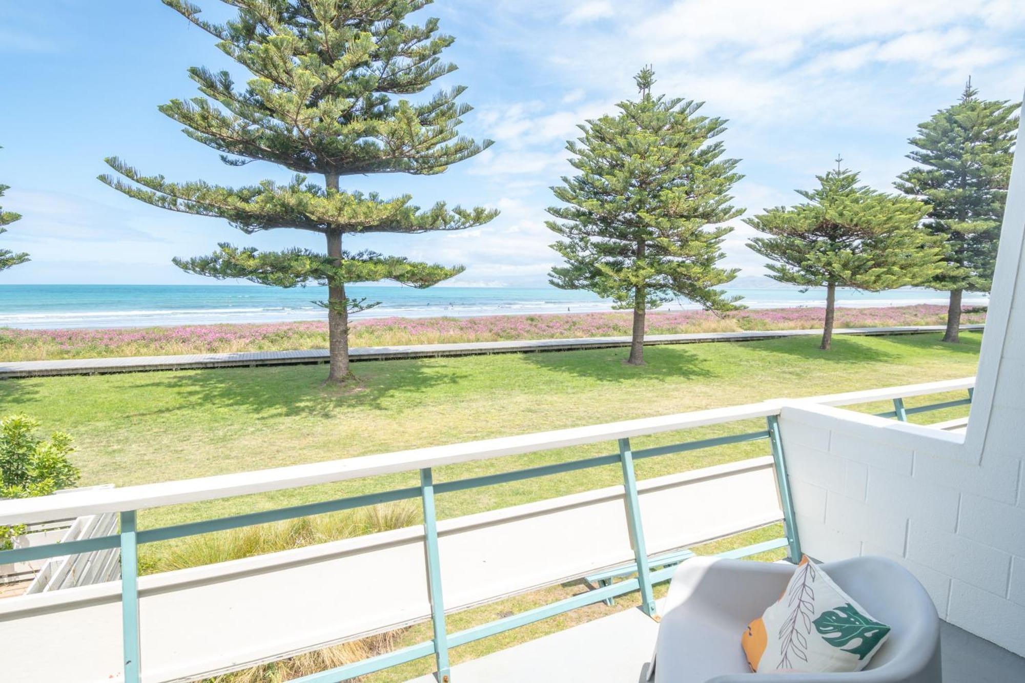 Whispering Sands Beachfront Motel Gisborne Kültér fotó