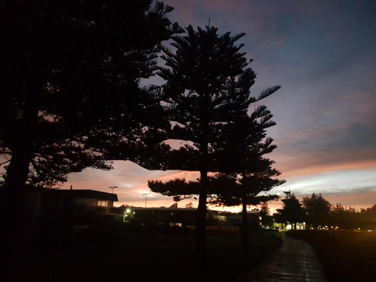 Whispering Sands Beachfront Motel Gisborne Kültér fotó