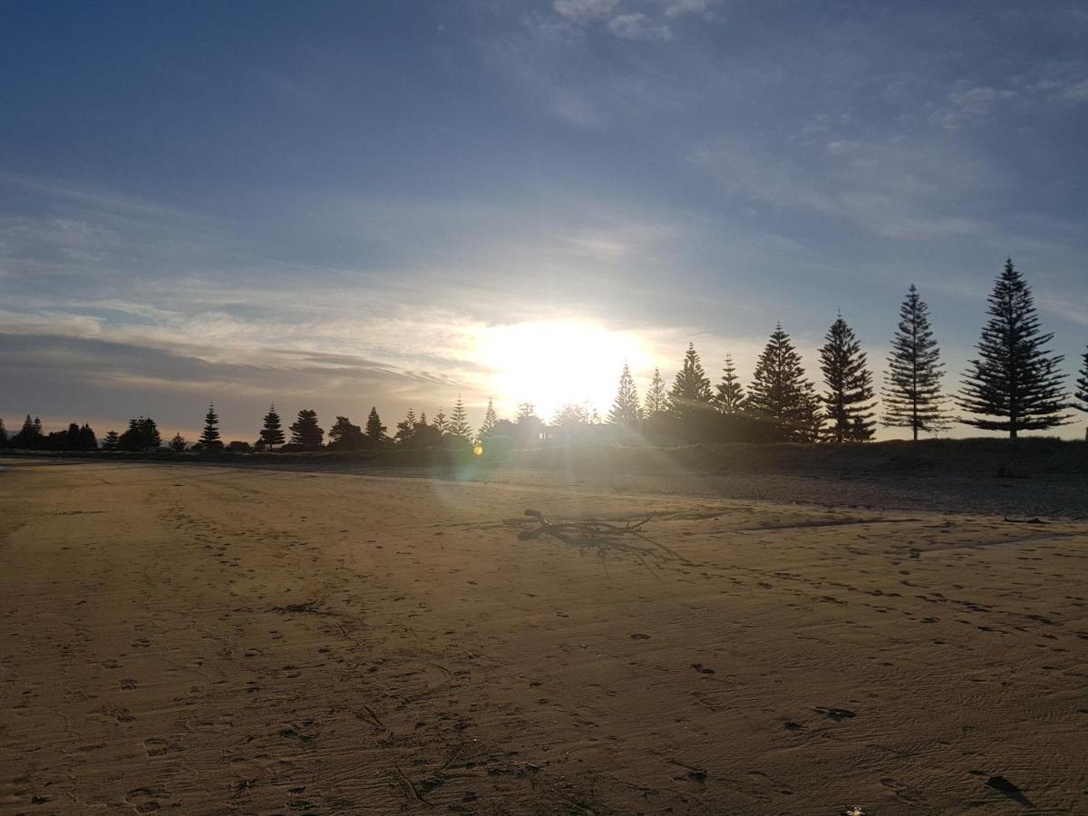 Whispering Sands Beachfront Motel Gisborne Kültér fotó